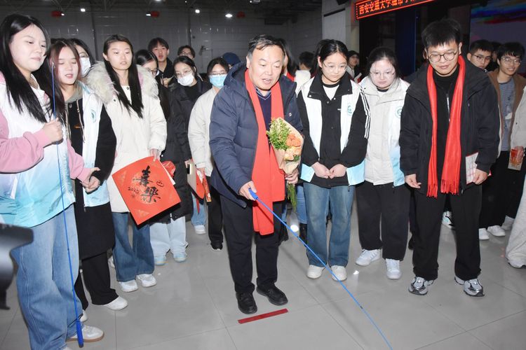 西安交通大学城市学院举办“金蛇献瑞 福启新篇”2025新春游园会 西安交通大学城市学院举办“金蛇献瑞 福启新篇”2025新春游园会