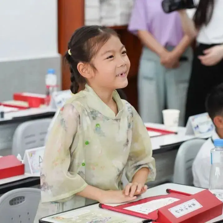 我来园外上小学啦! 一年级的小朋友们,欢迎你们来到园外。(图 2)