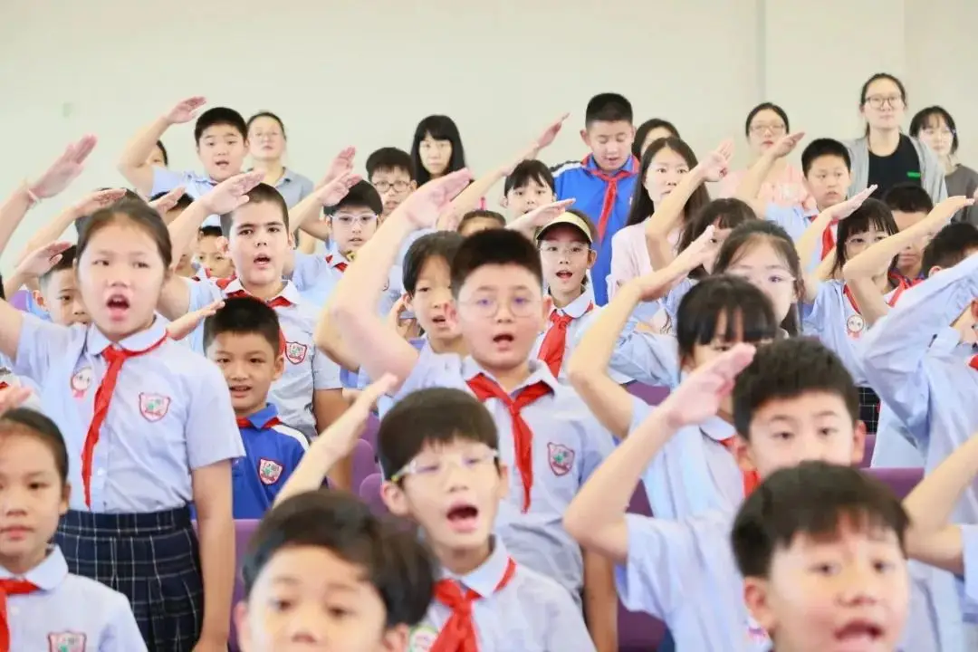 少年昂扬志气高,赛场拼搏竞风流。奥运精神传心间,拼搏奋进不败言。