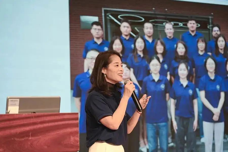 光剑美高部的新生、家长见面会在热烈的掌声中拉开帷幕。
