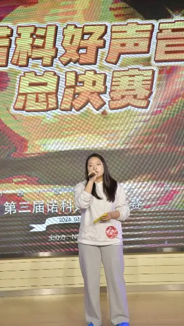 经过激烈的角逐,决赛轮12年级的童瑶学姐凭借一首深情款款的《刻在