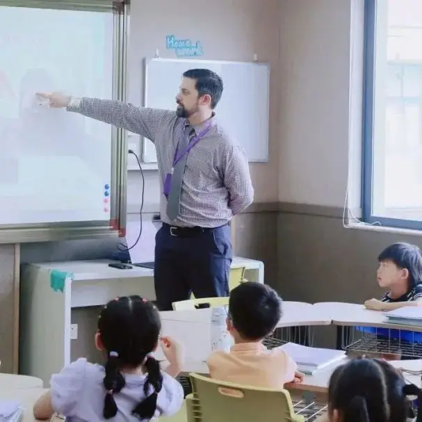 同学们来到新教室、自我介绍