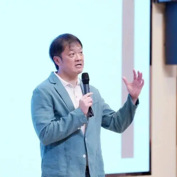 随后,美高的老师们一一上台进行自我介绍(图 2)