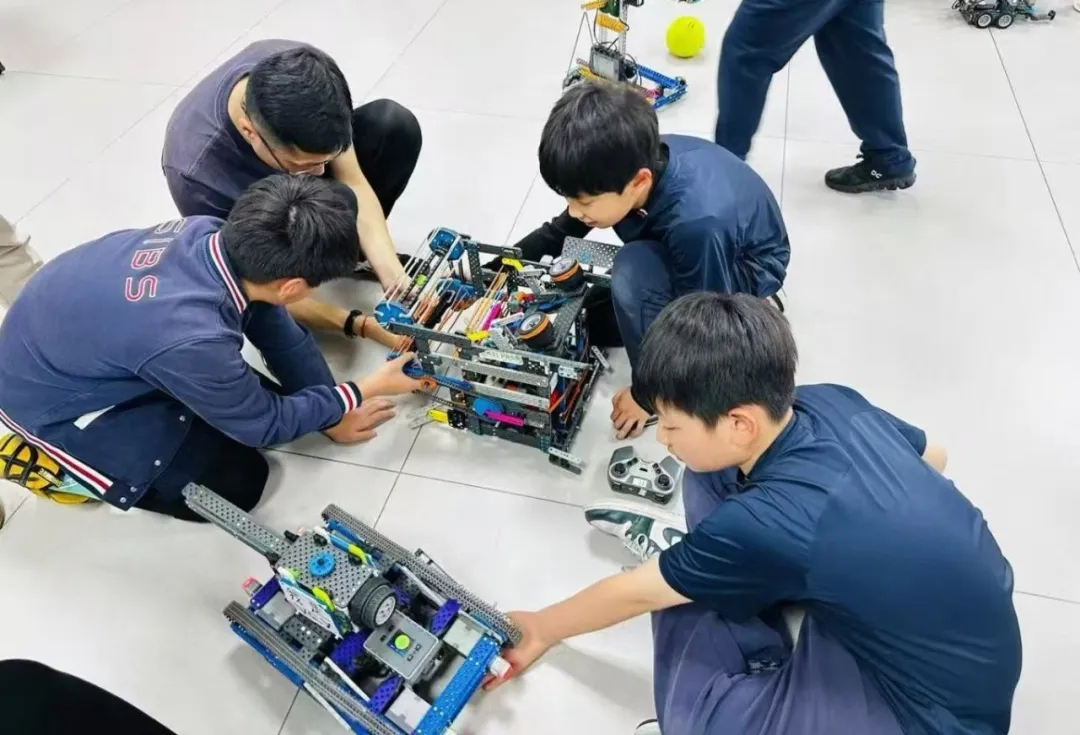 对于幼儿园阶段的孩子,每人拿着一个机器人学习英语(图 2)