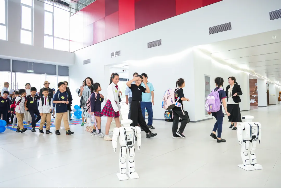 开学典礼上,新落成的君诚科创大楼TECH HUB成为学生和家长们