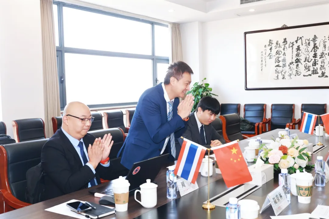 宝华曜教育集团董事长钟华在致辞中强调:
