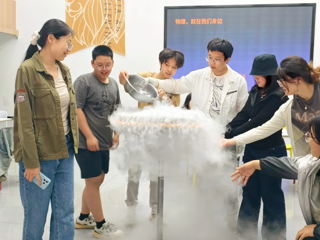 常老师特别强调了干冰实验的安全注意事项：