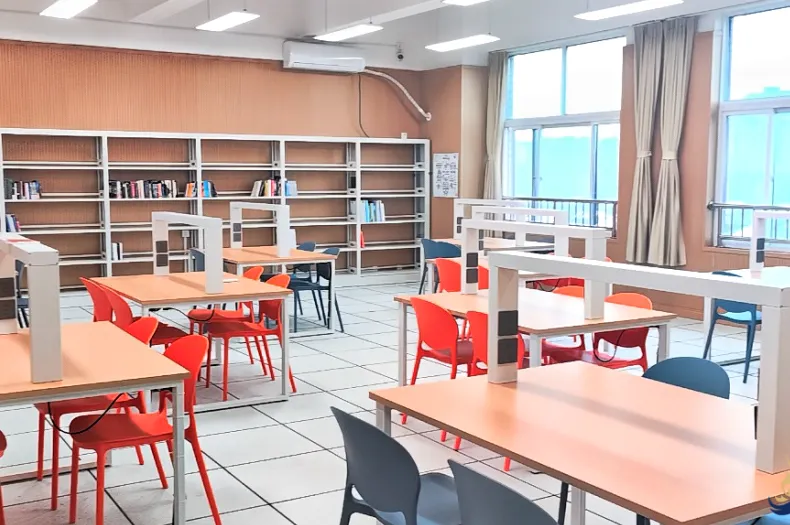 学校与宿舍往返由校车接送。以方便学生上学和放学。(图 5)