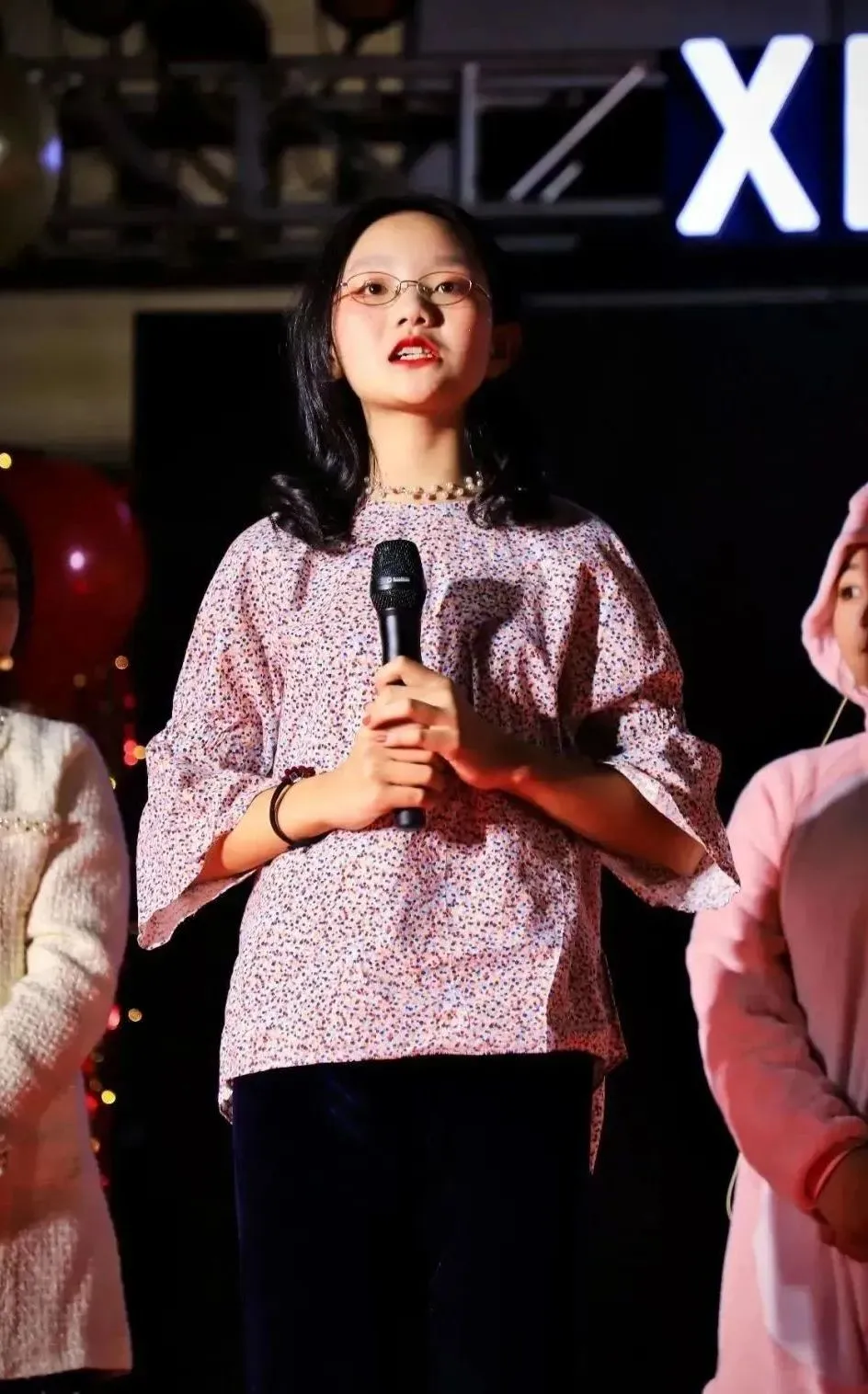 这一天,辛玲校长穿上荣静明亲自设计的职业女装。(图 2)