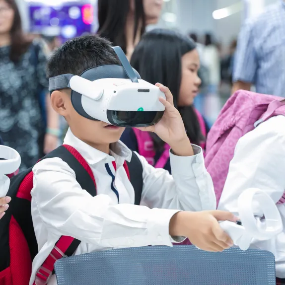 裸眼3D与VR设备:孩子们围在全国首发的裸眼3D机前(图 4)