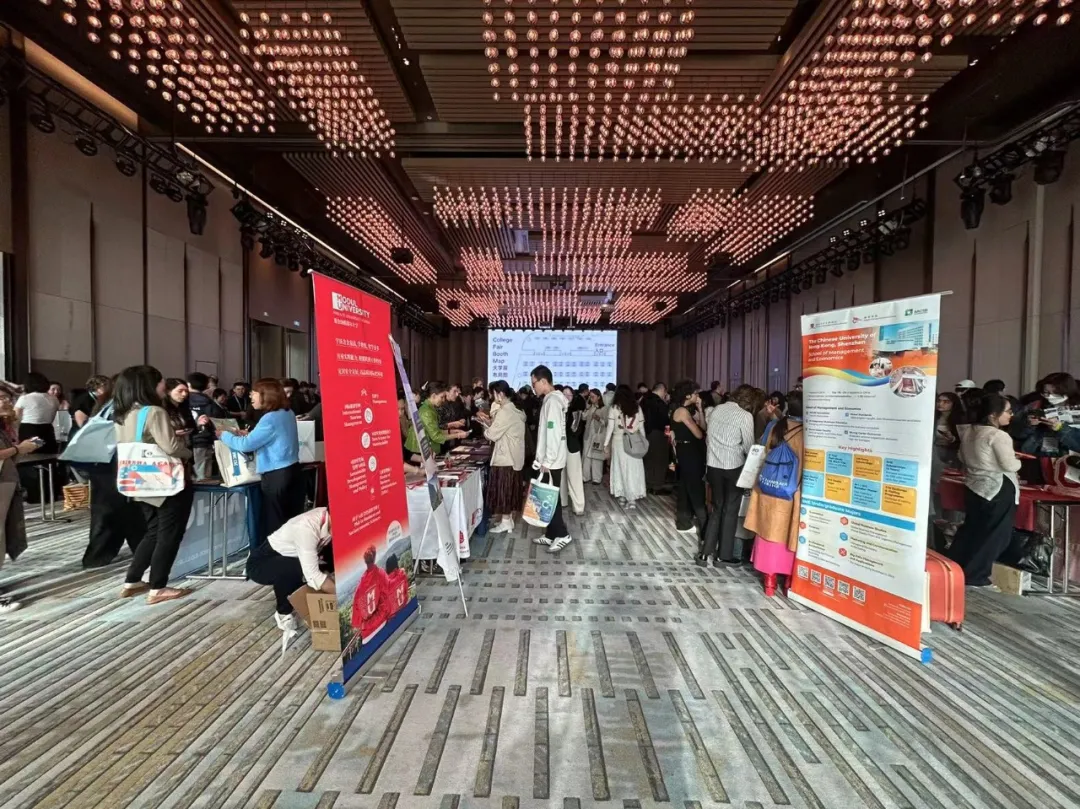 在全球大学展现场,北外 ICC 团队与斯坦福大学、UCLA