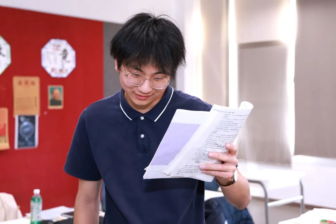 进入高三后，他开始着手整理学科笔记