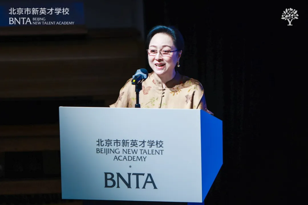 杨凤一院长和刘炜校长分享了关于科学与艺术教育的重要性。