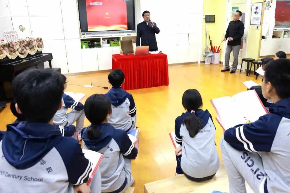 当学生现场提出旋律与演绎技巧的问题时