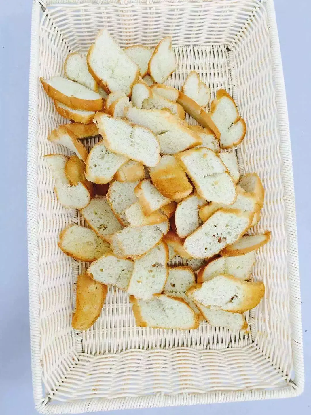 此外，君诚学校的食堂还专门聘请了家委会成员专人专职负责监督食堂采（图 3）