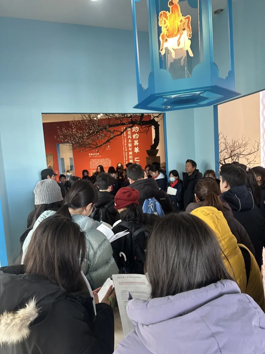 这一周，苏州中学国际部的学子们化身苏州美术馆的小小志愿者（图 2）