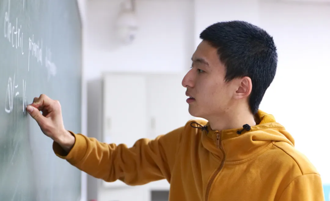 自此之后,全家人互相鼓励,坚定了出国留学的方向。