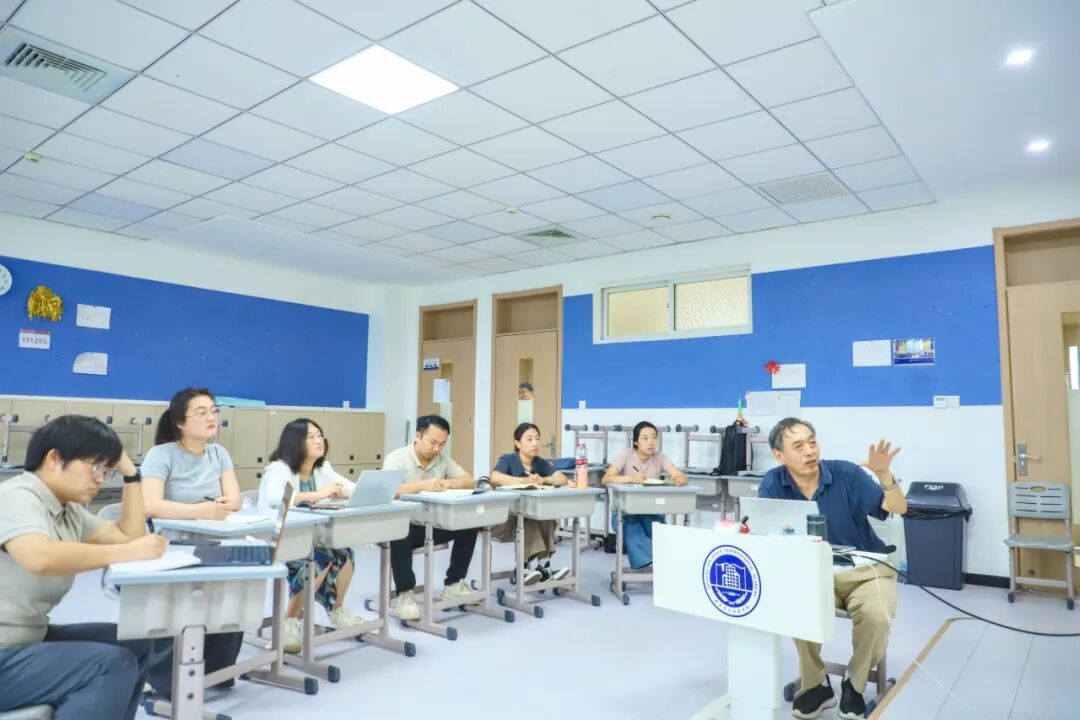 殷军老师告诉历史组的后辈们:课堂管理要从 关注学生 到 为学生赋