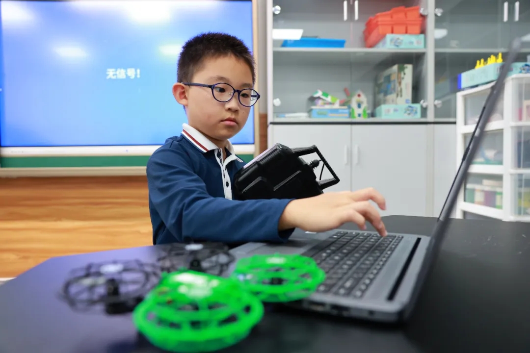 ▲无人机社团去贵州、成都、内蒙古研学