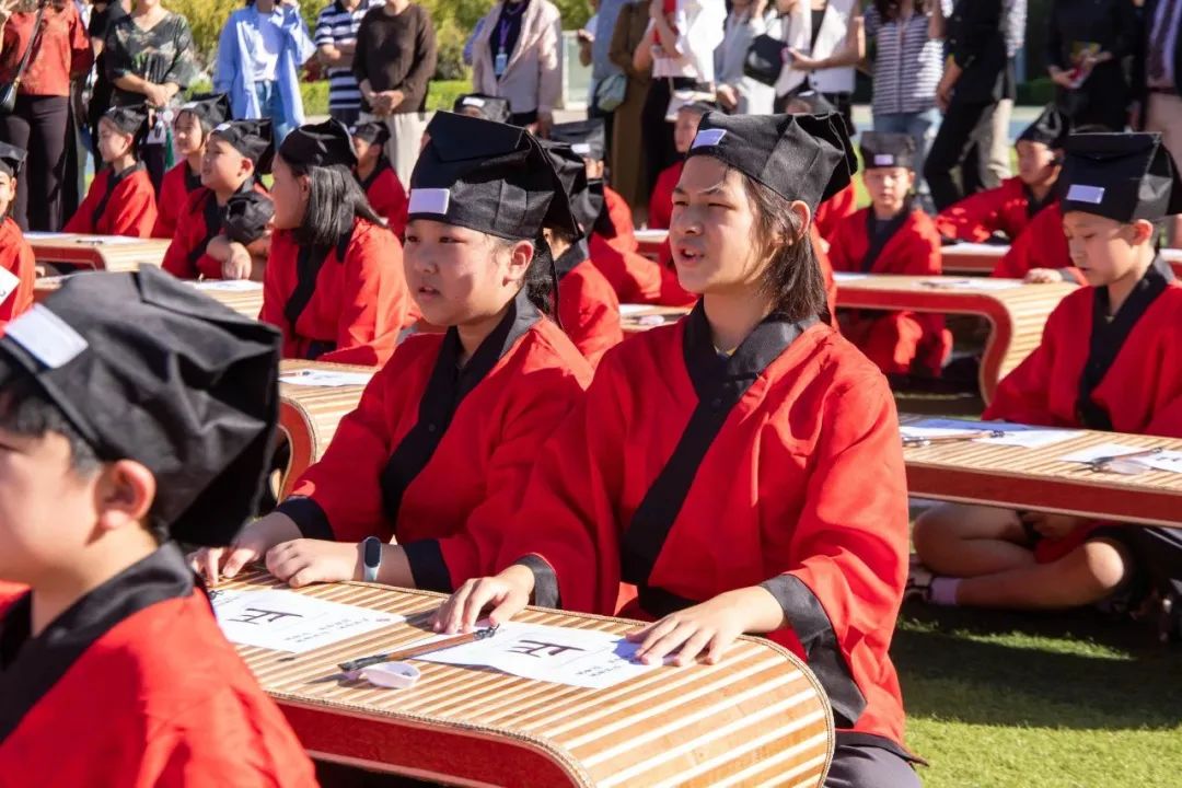 诵读《大学》的声音回响在校园的半空