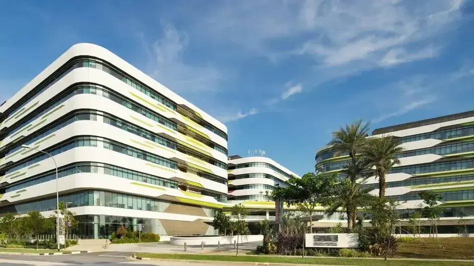 除校内奖学金外,广州新侨学校依托新加坡教育资源优势