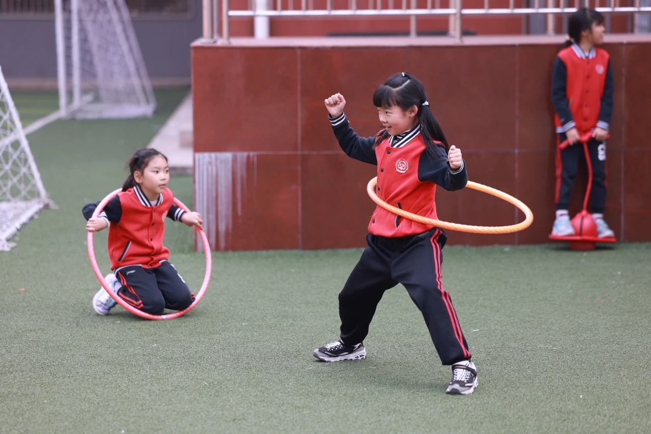 跳绳儿是小学生必备技能、体测重点项目,孩子们要抓紧一切时间练习!