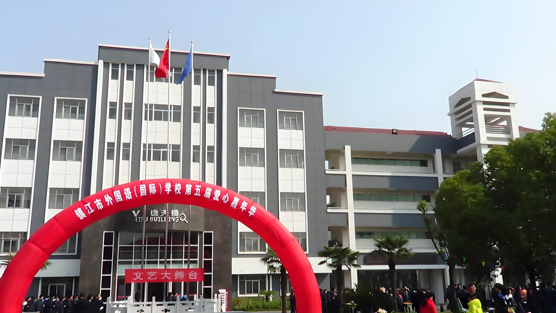 想象一下,在这样的学校,孩子们就像在知识的大超市里选宝贝一样
