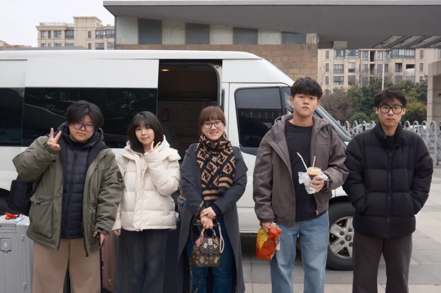 这个假期,国际部师生一行远赴英国进行了为期两周的研学交流活动。(图 2)