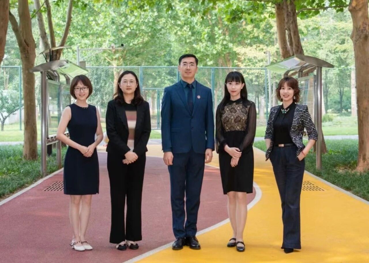 新东方核心管理团队,是一群与新东方风雨同舟超过10年的 家人 。