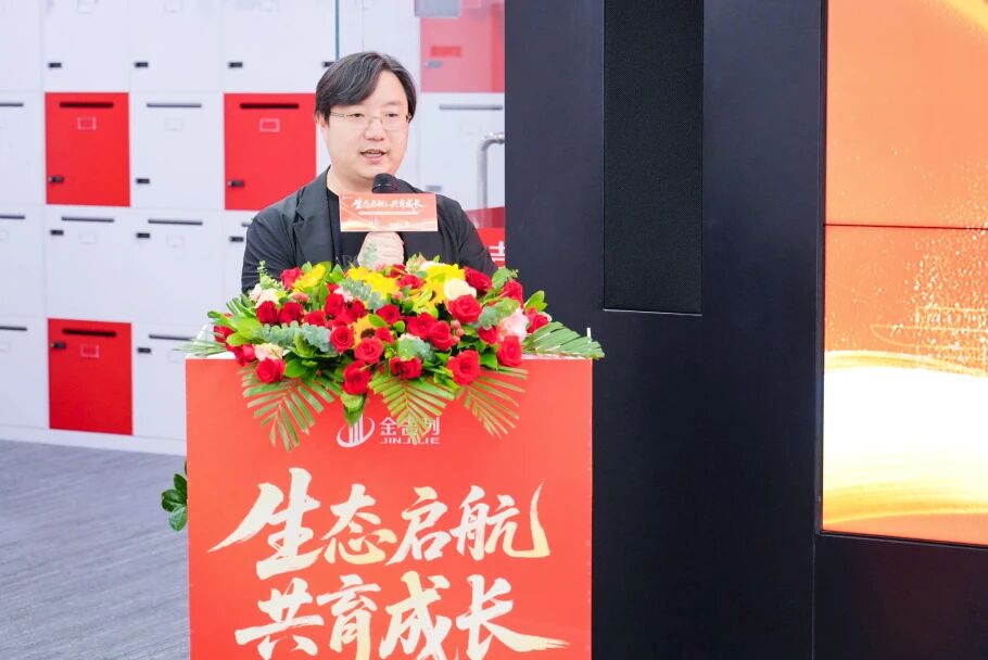 新府学深耕 K12 国际教育多年,凭借对各国教育体系的深度理解