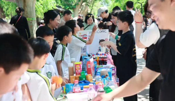 夏日炎炎,学校全天免费提供酸梅汤、绿豆汤等清凉防暑饮品