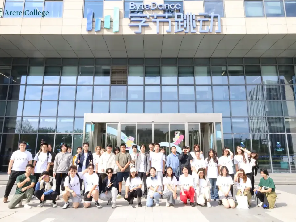 创业创新PBL模块。每个月，学生都会走进一家真实企业