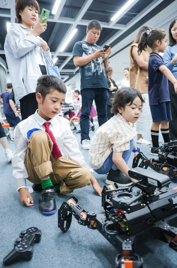 六足智能机器人:在人工智能套装的辅助下(图 6)