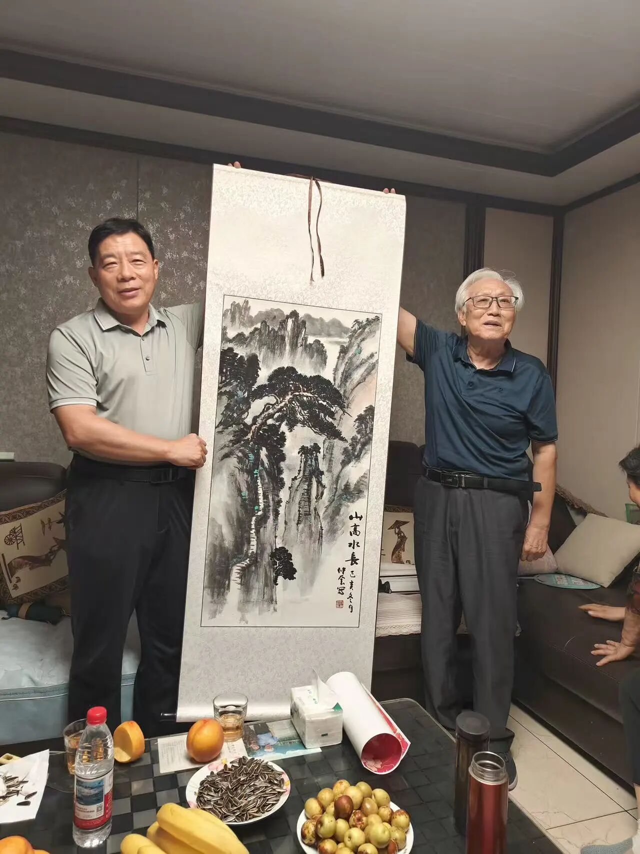 闫老先生说道： 盛夏酷暑，校领导、老师们专程驱车百里上门家访