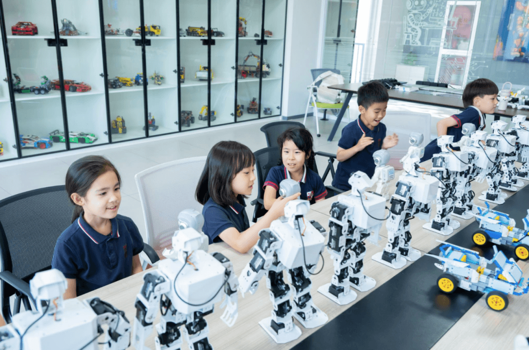 基于这些考虑,张爱君校长在学校强化了英语、数学、中文