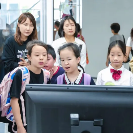 裸眼3D与VR设备:孩子们围在全国首发的裸眼3D机前