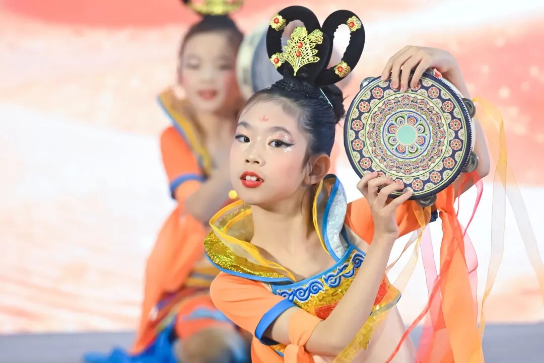 热烈的篮球课上，运球、传球、投篮（图 2）