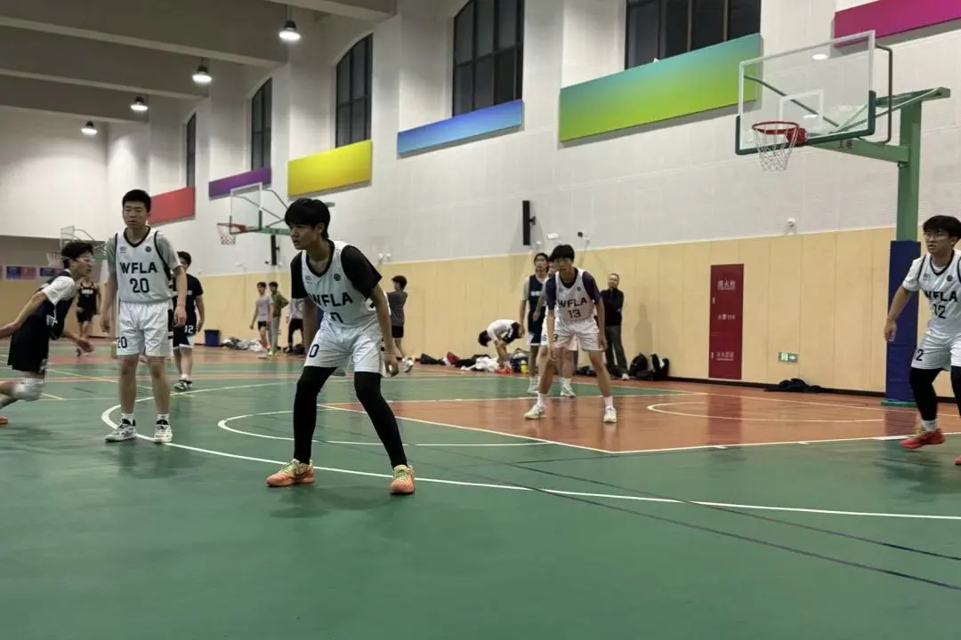 学校拥有完善的体育教学体系、专业的体育师资团队和齐全的运动场地设