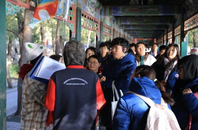 老师们用巧思设计了万寿山南麓和昆明湖北岸之间长廊路线图,根据春