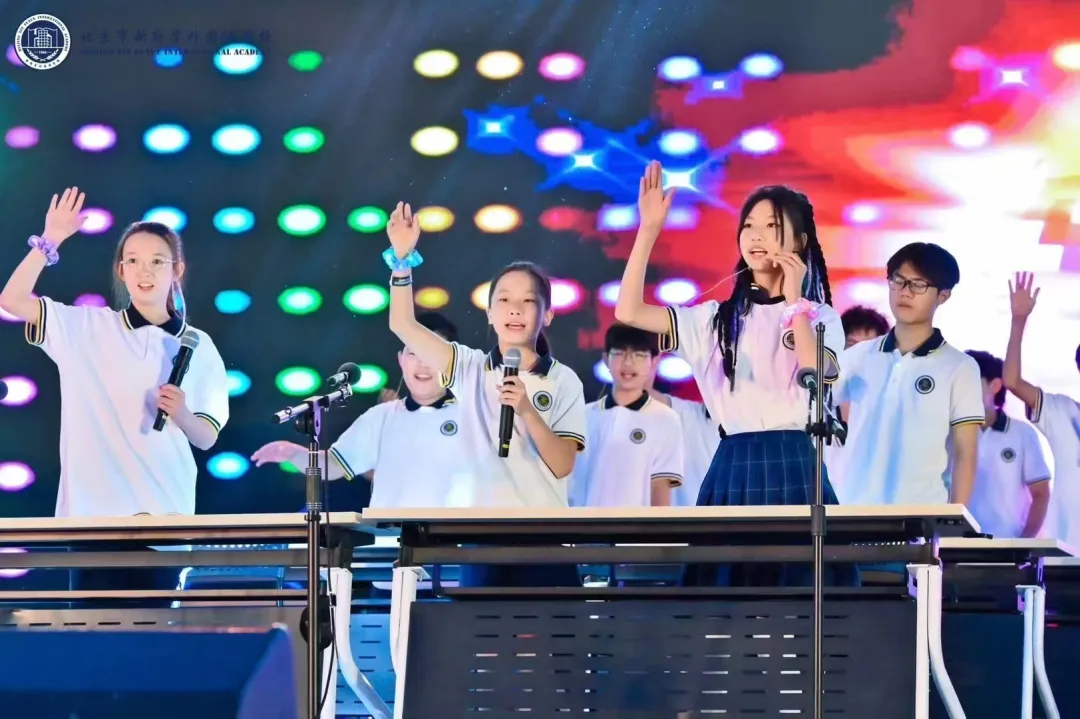 在新府学家庭日,家长可以走进校园,与孩子一起参与课堂活动(图 4)