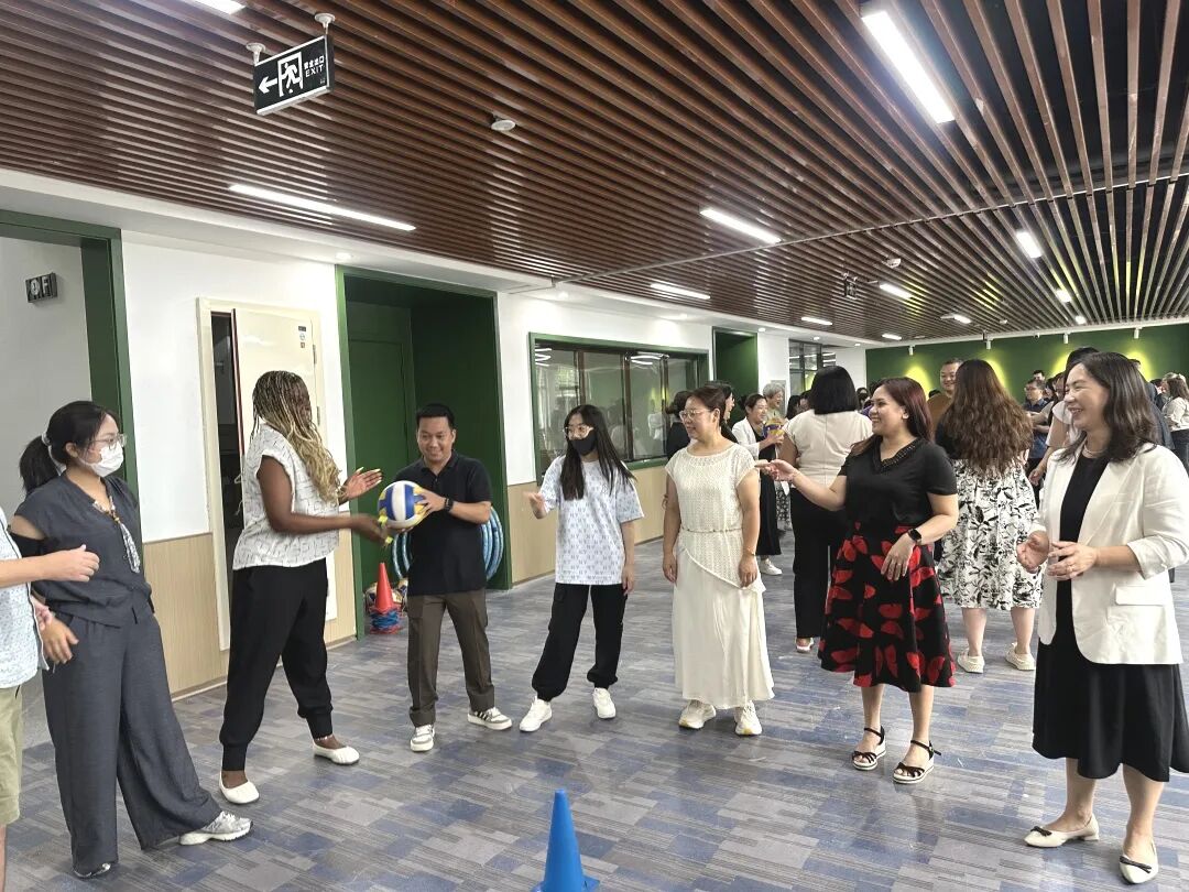 师创空间里,老师们把祝福写在纸上,再随机送给一位还不太熟的同事