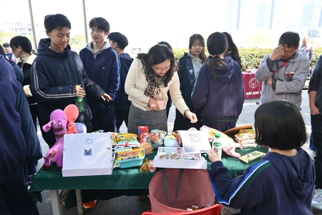 在各班的摊位上，每一件闲置的书籍、每一件手工的好物