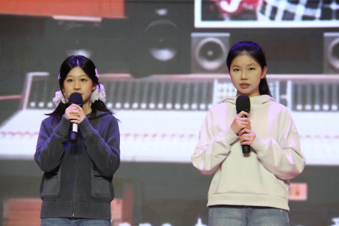 全场掌声、笑声与欢呼声雷动，这是学生们献给老师最热烈的喝彩（图 2）