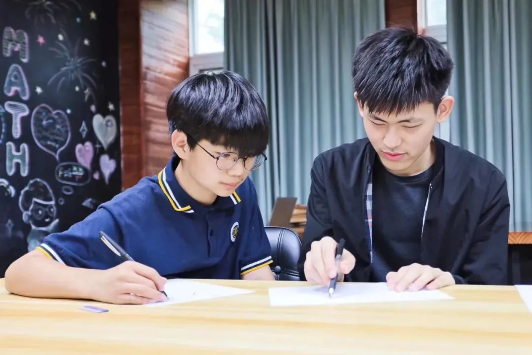 在新府学,师生之间的关爱浸润校园的每一处。
