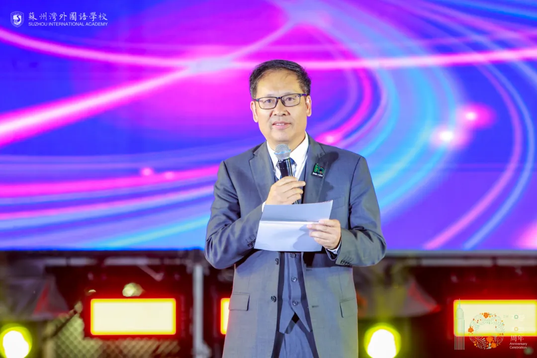 随着八位主持人铿锵有力的合声,晚会正式拉开帷幕。