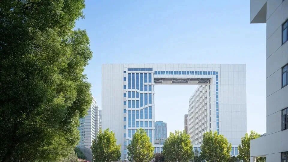 上海工程技术大学多语种高中 环境照片 1