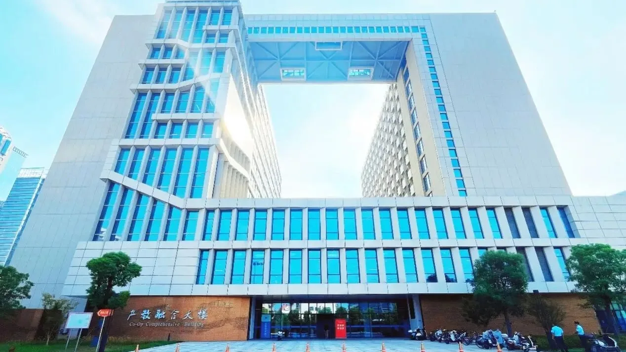 上海工程技术大学多语种高中 环境照片 7